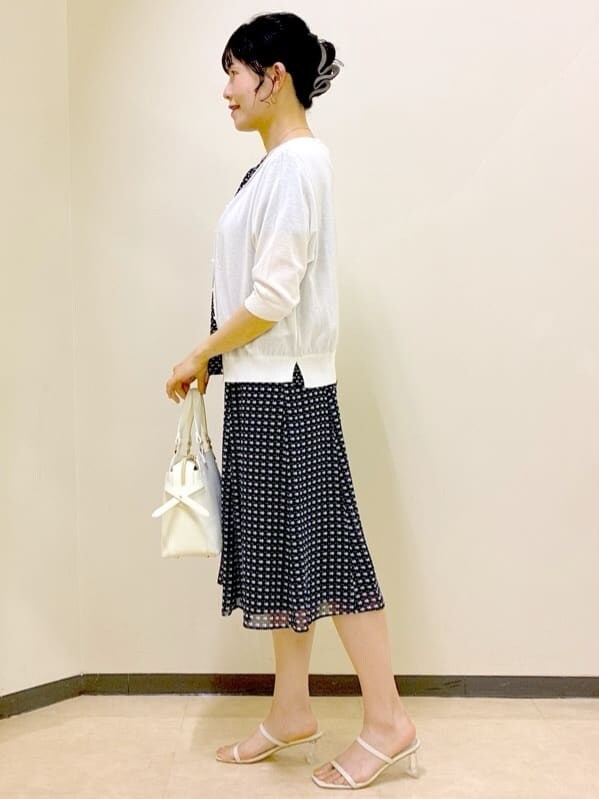 ホワイト系のカーディガン/ボレロ、ブルー系のシャツ/ブラウス、ブルー系のスカートを着用したレディースの夏コーディネートの2枚目の写真