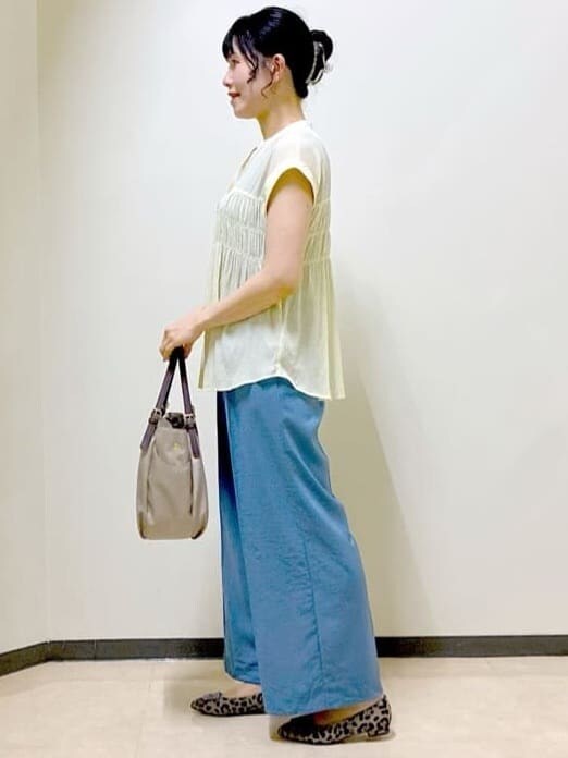 イエロー系のシャツ/ブラウス、ブラック系のタンクトップ、ブルー系のその他パンツを着用したレディースの秋コーディネートの2枚目の写真