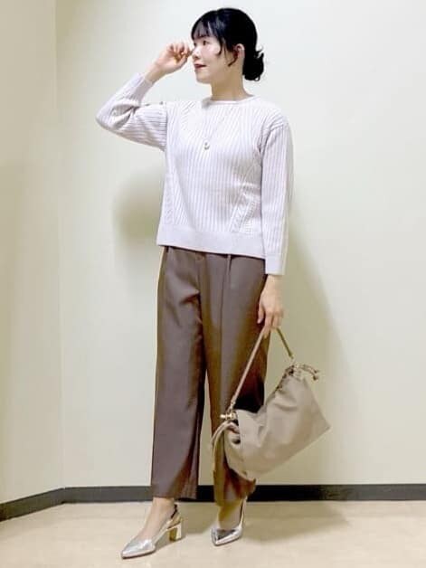 グレー系のニット/セーター、ブラウン系のその他パンツ、ベージュ系のショルダーバッグを着用したレディースの冬コーディネートの7枚目の写真
