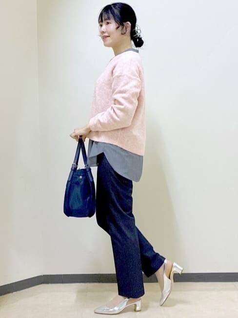 ピンク系のニット/セーター、ブルー系のシャツ/ブラウス、ブルー系のその他パンツを着用したレディースの冬コーディネートの2枚目の写真