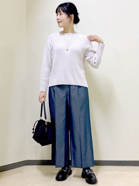 グレー系のニット/セーター、グリーン系のブルゾン、ブルー系のその他パンツを着用したレディースの冬コーディネートの6枚目の写真