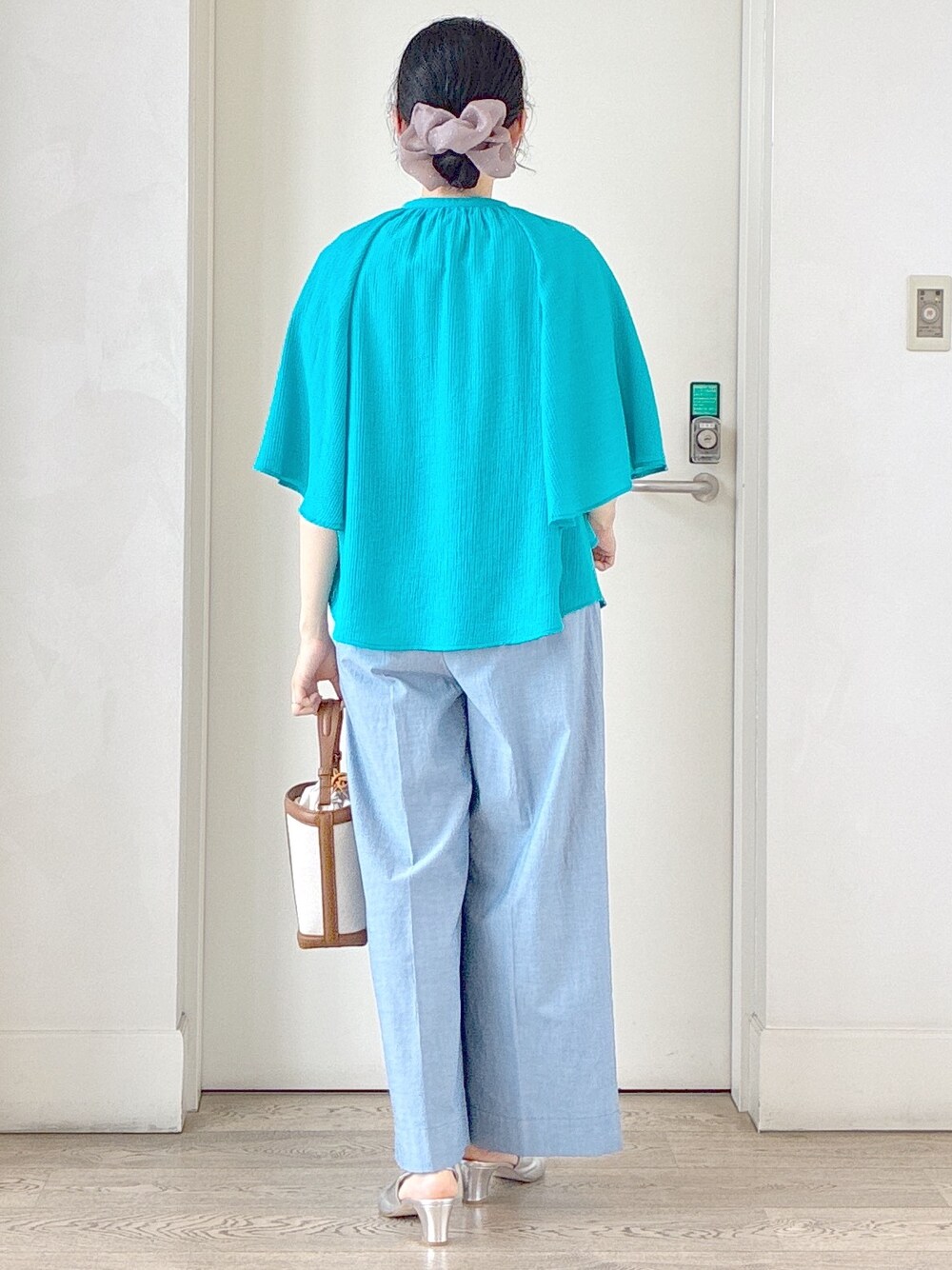 ブルー系のシャツ/ブラウス、グレー系のタンクトップ、ブルー系のその他パンツを着用したレディースの夏コーディネートの3枚目の写真