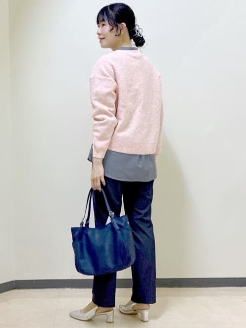 ピンク系のニット/セーター、ブルー系のシャツ/ブラウス、ブルー系のその他パンツを着用したレディースの冬コーディネートの4枚目の写真