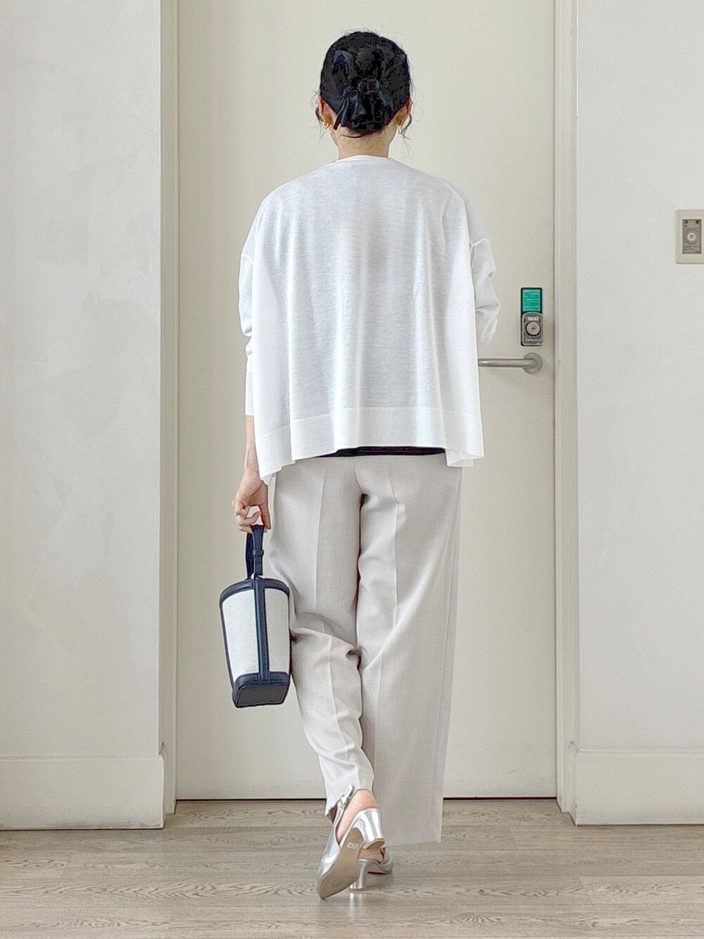 ホワイト系のカーディガン/ボレロ、ブラック系のTシャツ/カットソー、ベージュ系のその他パンツを着用したレディースの夏コーディネートの3枚目の写真