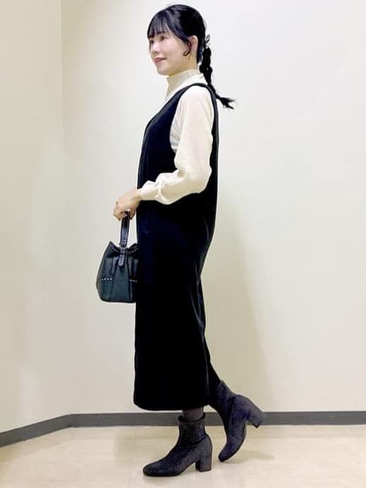 ブラック系のワンピース、ホワイト系のTシャツ/カットソー、ブラック系のタンクトップを着用したレディースの冬コーディネートの2枚目の写真