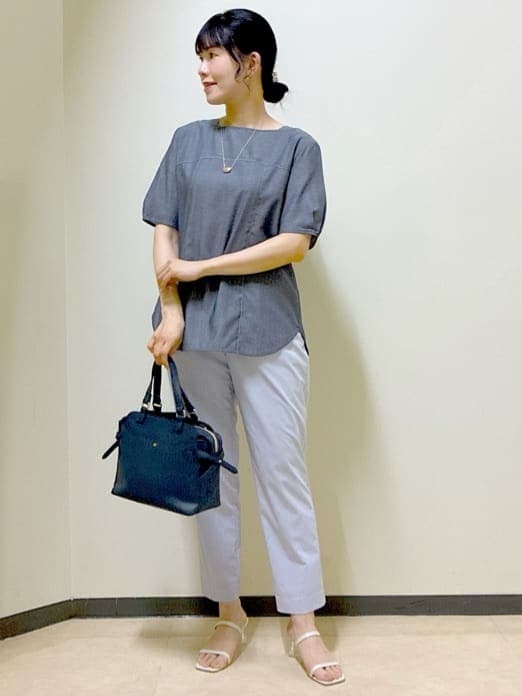 ブルー系のシャツ/ブラウス、パープル系のその他パンツ、ブラック系のその他パンツを着用したレディースの夏コーディネートの6枚目の写真