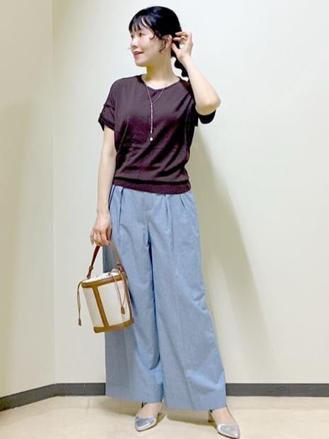 ブラウン系のニット/セーター、ブルー系のその他パンツ、グレー系のブルゾンを着用したレディースの春コーディネートの5枚目の写真