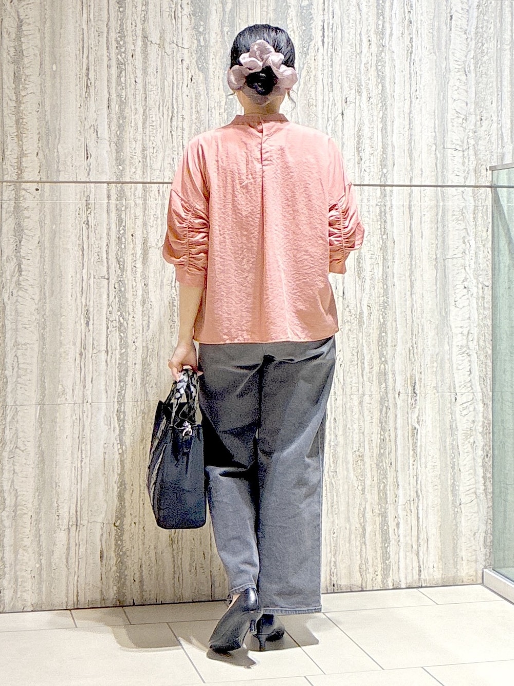 ピンク系のシャツ/ブラウス、ホワイト系のシャツ/ブラウス、ブラック系のデニムパンツを着用したレディースの秋コーディネートの3枚目の写真