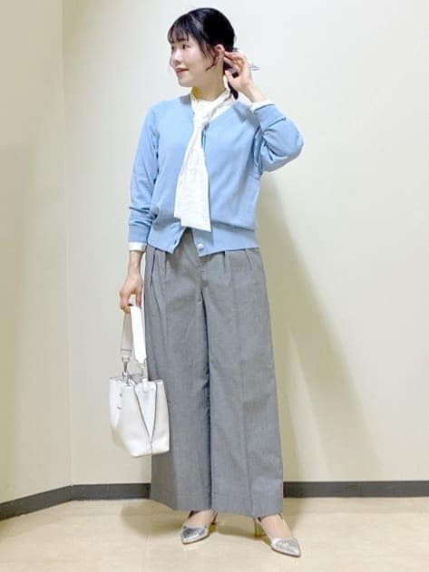 ブラック系のその他パンツ、ブルー系のカーディガン/ボレロ、ピンク系のニット/セーターを着用したレディースの冬コーディネートの4枚目の写真