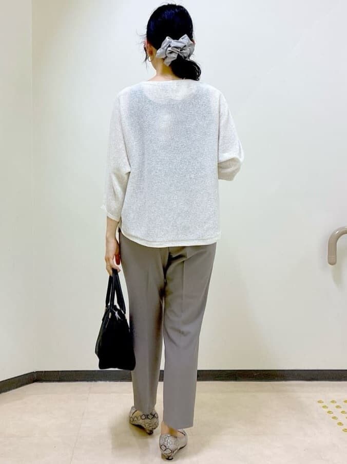 ベージュ系のニット/セーター、ブラック系のタンクトップ、ブラウン系のその他パンツを着用したレディースの夏コーディネートの3枚目の写真