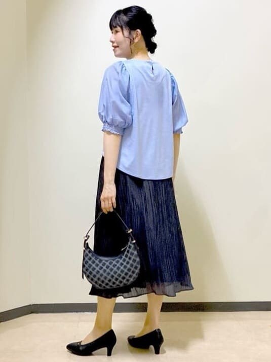 ブルー系のシャツ/ブラウス、ブラック系のスカート、ブルー系のショルダーバッグを着用したレディースの秋コーディネートの4枚目の写真