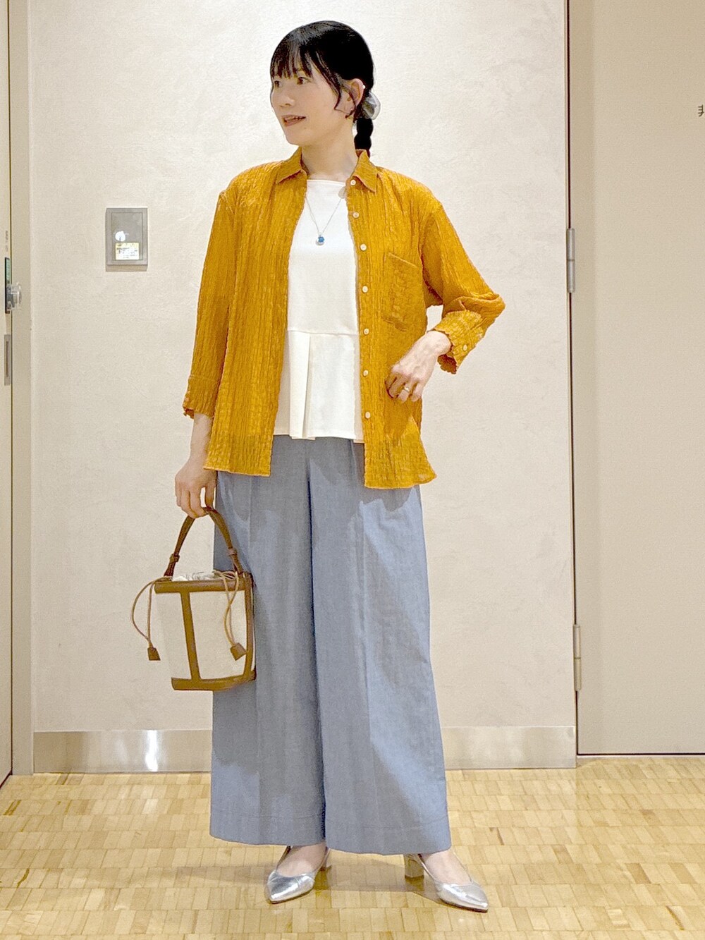 オレンジ系のシャツ/ブラウス、ホワイト系のTシャツ/カットソー、ブルー系のその他パンツを着用したレディースの夏コーディネートの8枚目の写真