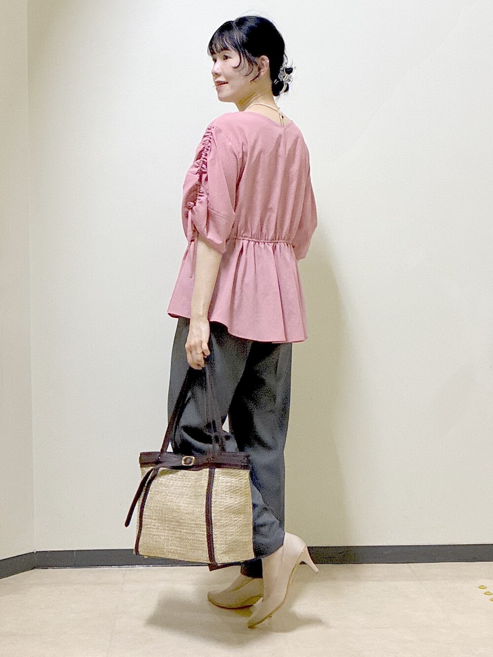 ピンク系のシャツ/ブラウス、ブラック系のその他パンツ、イエロー系のトートバッグを着用したレディースの春コーディネートの4枚目の写真