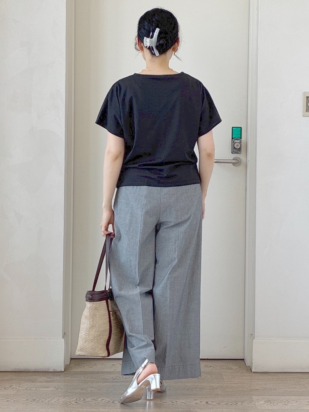ブラック系のTシャツ/カットソー、ブラック系のその他パンツ、ホワイト系のカーディガン/ボレロを着用したレディースの秋コーディネートの3枚目の写真