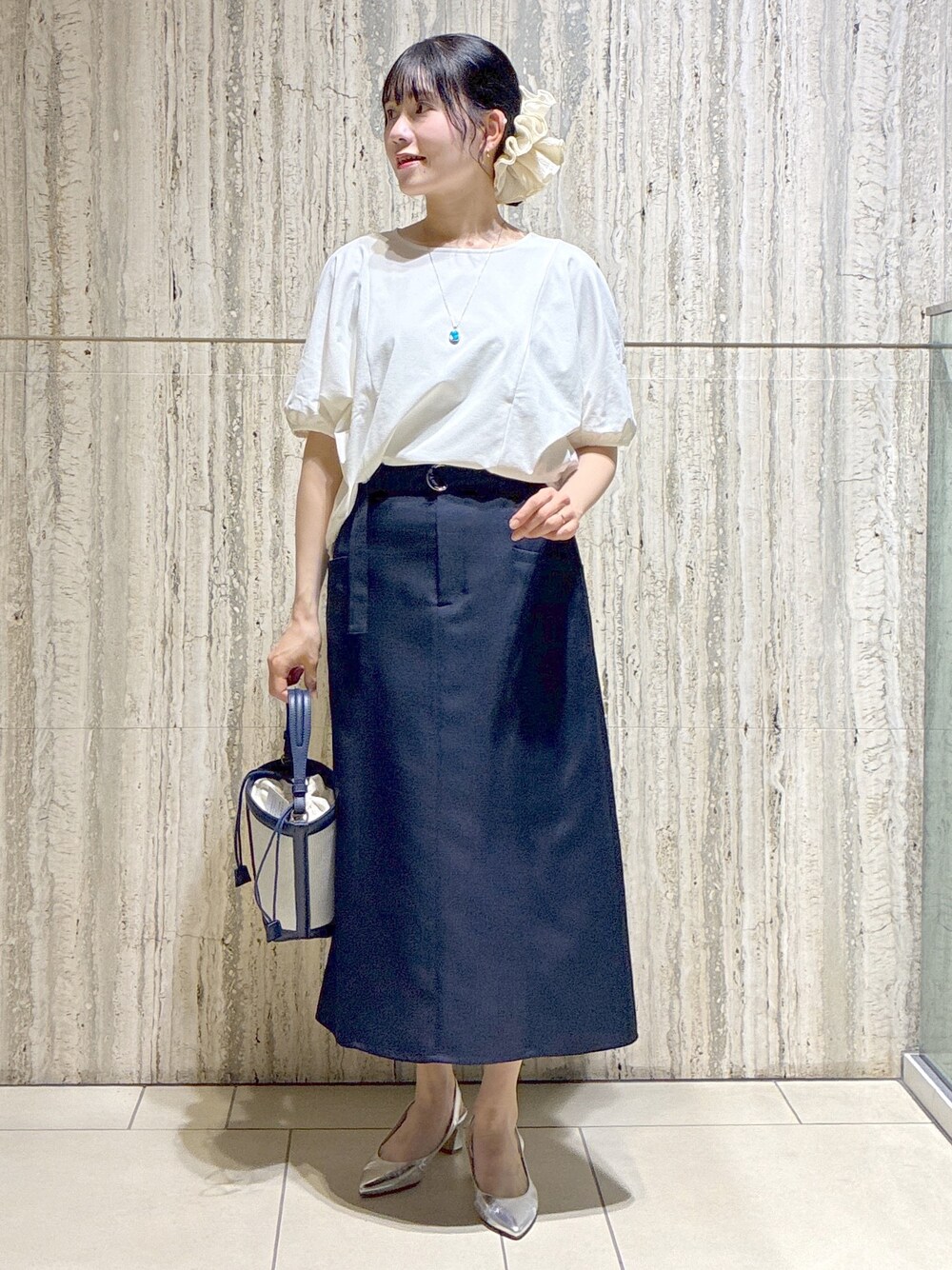 ホワイト系のTシャツ/カットソー、イエロー系のカーディガン/ボレロ、ブルー系のスカートを着用したレディースの夏コーディネートの8枚目の写真