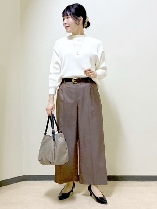 ホワイト系のニット/セーター、ブラウン系のその他パンツ、グレー系のノーカラーコートを着用したレディースの冬コーディネートの6枚目の写真
