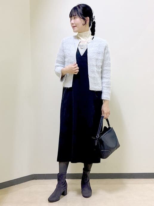 グレー系のカーディガン/ボレロ、ブラック系のワンピース、ホワイト系のTシャツ/カットソーを着用したレディースの冬コーディネートの8枚目の写真