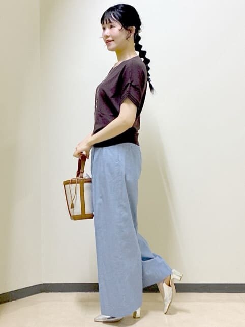 ブラウン系のニット/セーター、ブルー系のその他パンツ、グレー系のブルゾンを着用したレディースの春コーディネートの2枚目の写真
