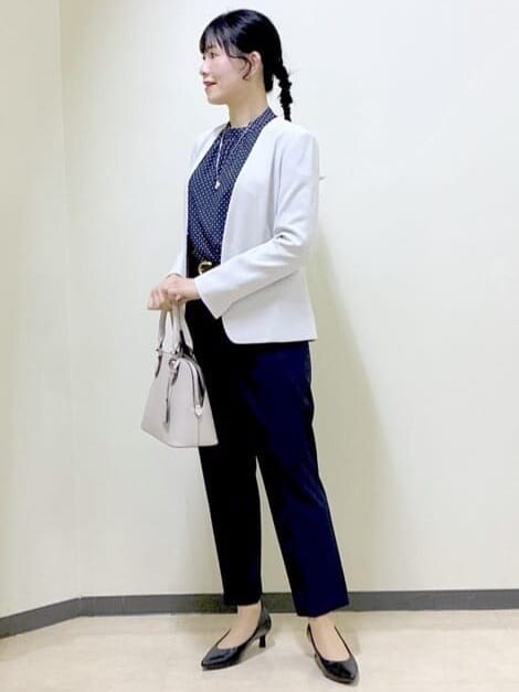 ブルー系のシャツ/ブラウス、ブルー系のその他パンツ、グレー系のノーカラージャケットを着用したレディースの冬コーディネートの7枚目の写真
