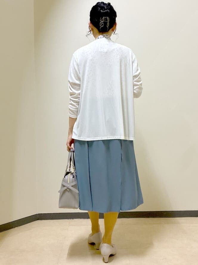 ホワイト系のカーディガン/ボレロ、ホワイト系のシャツ/ブラウス、ブルー系のスカートを着用したレディースの春コーディネートの3枚目の写真