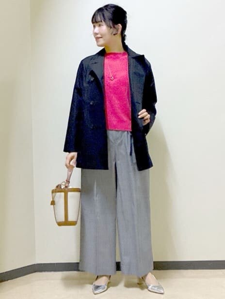 ブラック系のその他パンツ、ブラック系のステンカラーコート、ピンク系のニット/セーターを着用したレディースの冬コーディネートの6枚目の写真