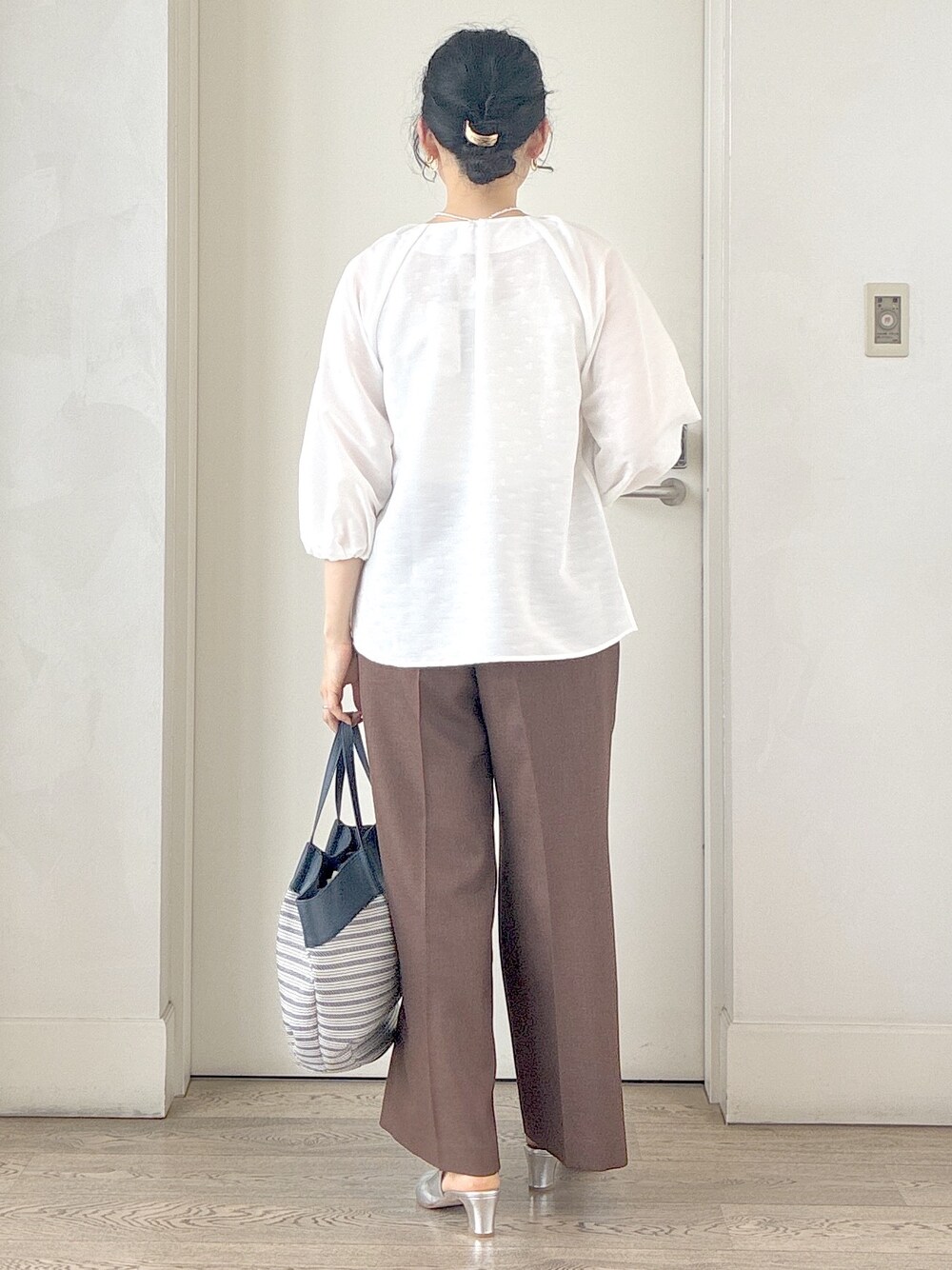 ホワイト系のシャツ/ブラウス、ベージュ系のタンクトップ、ブラウン系のその他パンツを着用したレディースの夏コーディネートの3枚目の写真