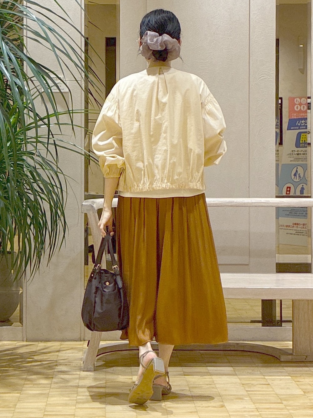 ベージュ系のブルゾン、ホワイト系のTシャツ/カットソー、レッド系のその他パンツを着用したレディースの秋コーディネートの3枚目の写真