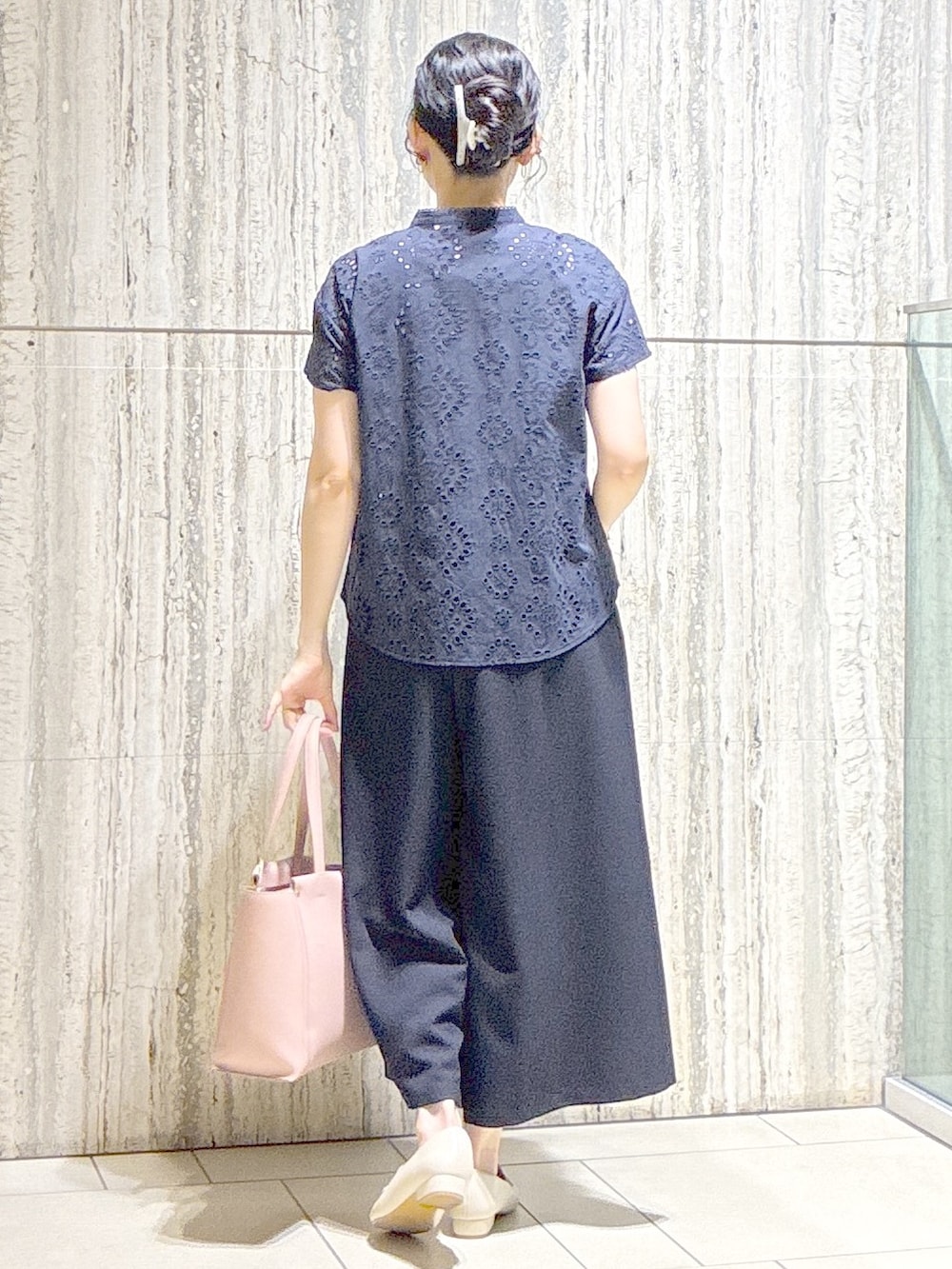 ブルー系のシャツ/ブラウス、グレー系のタンクトップ、ブルー系のその他パンツを着用したレディースの秋コーディネートの3枚目の写真