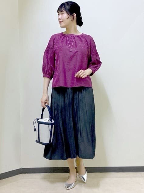 ピンク系のシャツ/ブラウス、グレー系のその他パンツ、ブルー系のショルダーバッグを着用したレディースの冬コーディネートの6枚目の写真