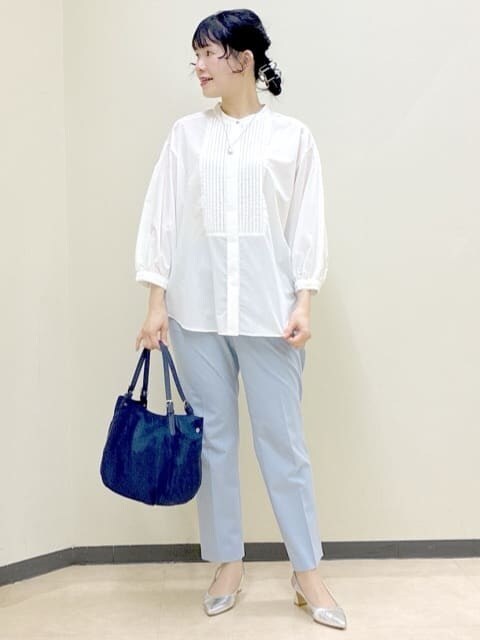 ホワイト系のシャツ/ブラウス、ブルー系のカーディガン/ボレロ、ブルー系のその他パンツを着用したレディースの春コーディネートの7枚目の写真