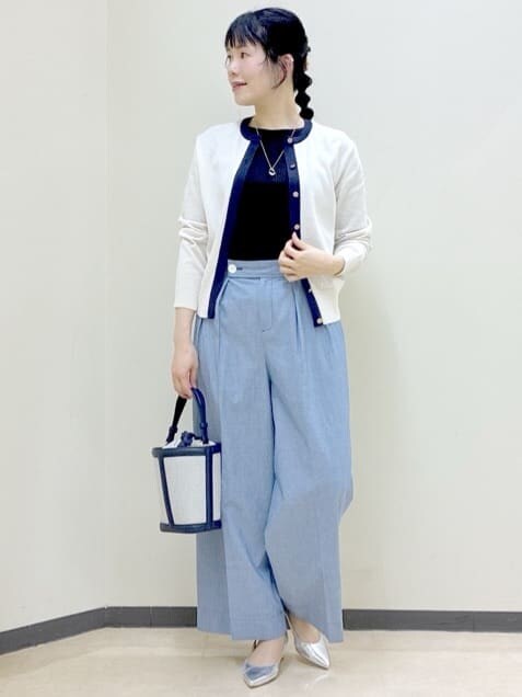 ホワイト系のシャツ/ブラウス、ブラック系のTシャツ/カットソー、ブルー系のその他パンツを着用したレディースの春コーディネートの5枚目の写真