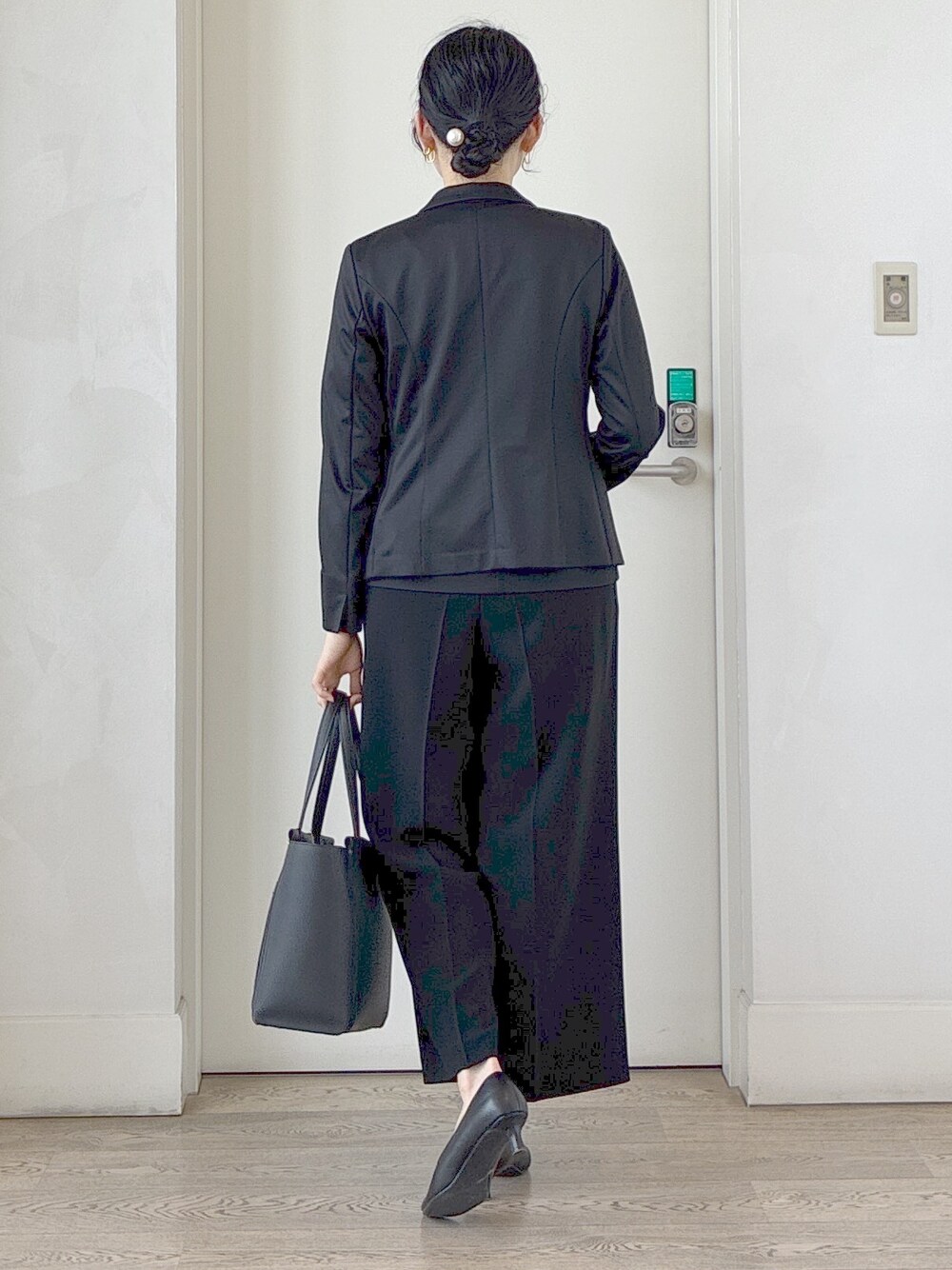 ブラック系のテーラードジャケット、ブラック系のTシャツ/カットソー、ブラック系のその他パンツを着用したレディースの夏コーディネートの3枚目の写真