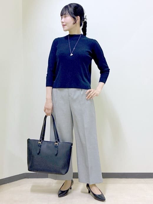 ブルー系のニット/セーター、グレー系のその他パンツ、グレー系のテーラードジャケットを着用したレディースの冬コーディネートの8枚目の写真
