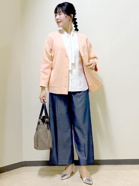 オレンジ系のカーディガン/ボレロ、ホワイト系のシャツ/ブラウス、ブルー系のその他パンツを着用したレディースの冬コーディネートの8枚目の写真
