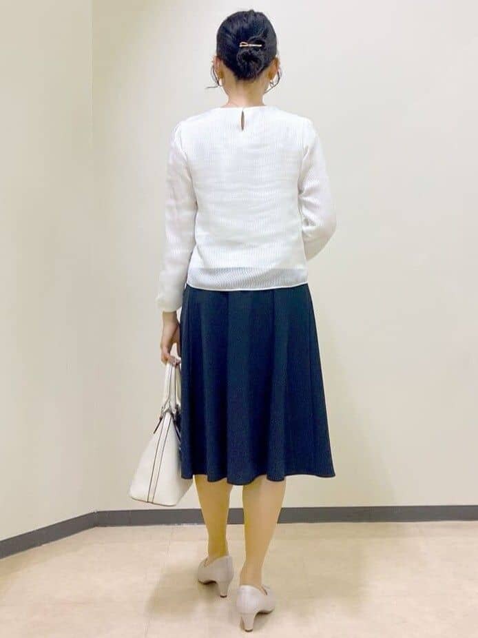 ホワイト系のシャツ/ブラウス、ブルー系のシャツ/ブラウス、ブルー系のスカートを着用したレディースの春コーディネートの3枚目の写真
