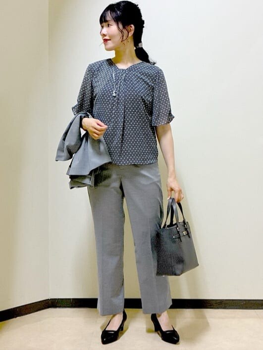 グレー系のノーカラージャケット、ブルー系のシャツ/ブラウス、グレー系のその他パンツを着用したレディースの夏コーディネートの5枚目の写真