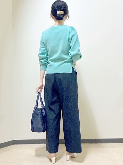 グリーン系のニット/セーター、ブルー系のその他パンツ、グレー系のノーカラージャケットを着用したレディースの冬コーディネートの3枚目の写真