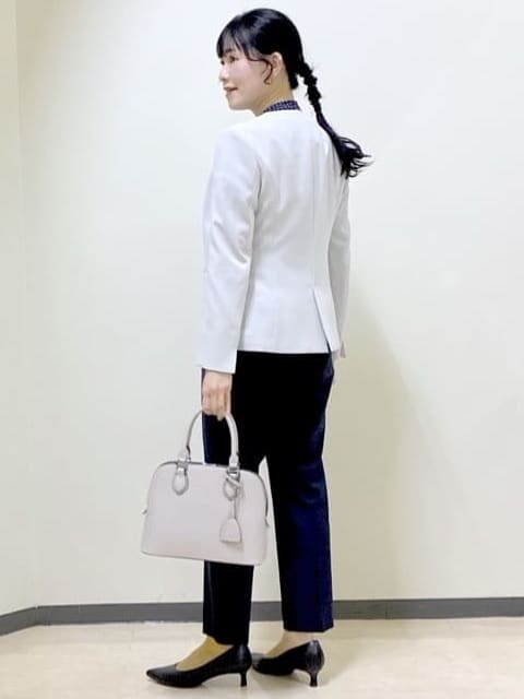 ブルー系のシャツ/ブラウス、ブルー系のその他パンツ、グレー系のノーカラージャケットを着用したレディースの冬コーディネートの4枚目の写真