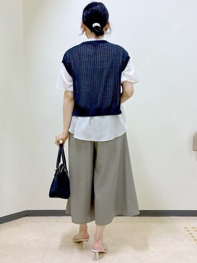 ベージュ系のシャツ/ブラウス、ブラック系のニット/セーター、グレー系のタンクトップを着用したレディースの夏コーディネートの3枚目の写真
