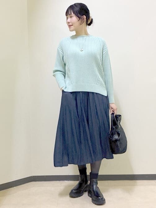 グリーン系のニット/セーター、ブルー系のその他パンツ、ベージュ系のノーカラーコートを着用したレディースの冬コーディネートの7枚目の写真