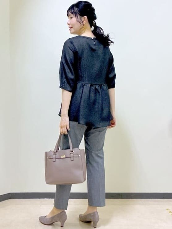 ブラック系のシャツ/ブラウス、ブラック系のその他パンツ、ブルー系のTシャツ/カットソーを着用したレディースの秋コーディネートの4枚目の写真