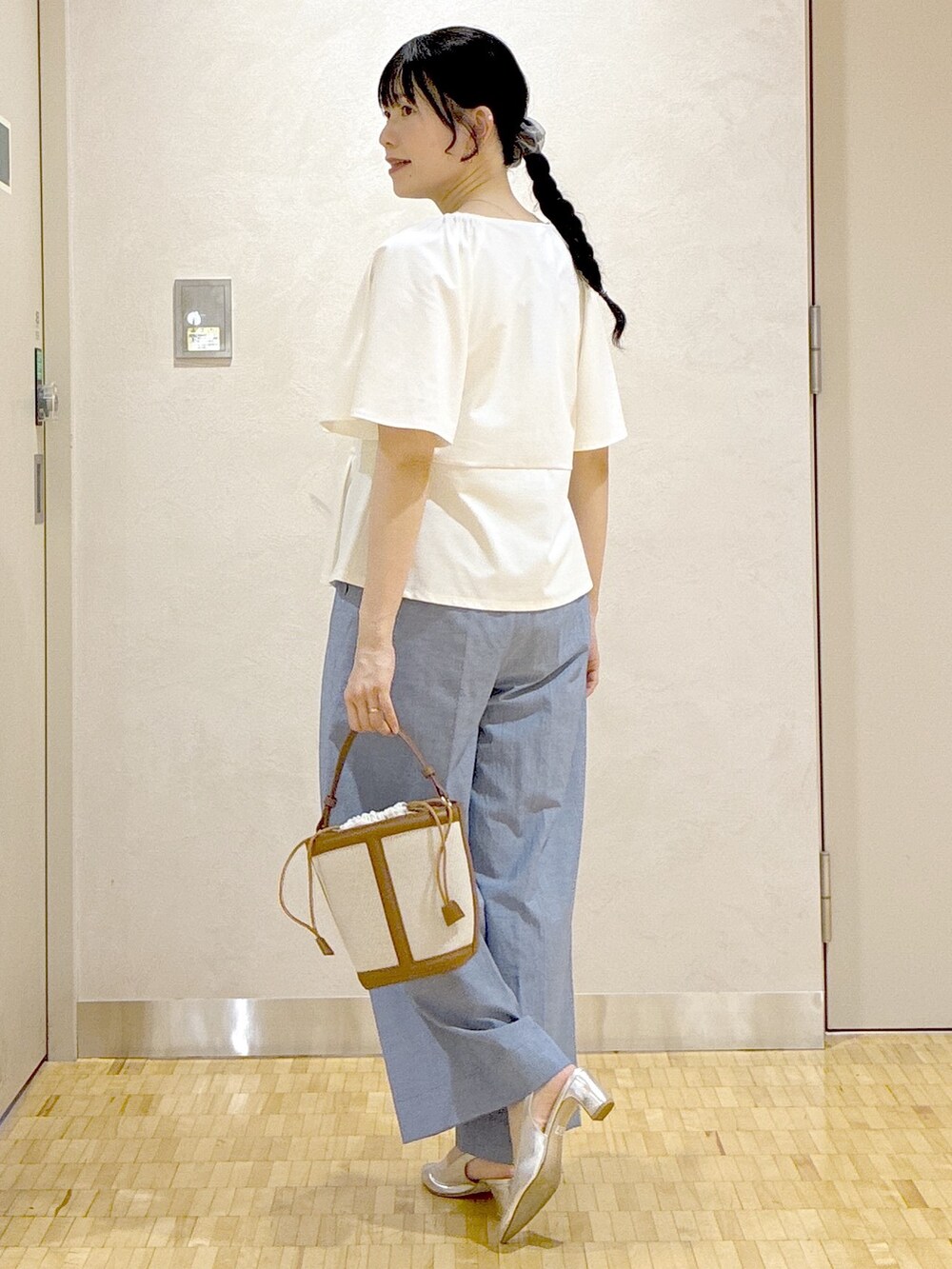 ホワイト系のTシャツ/カットソー、ブルー系のその他パンツ、オレンジ系のシャツ/ブラウスを着用したレディースの夏コーディネートの4枚目の写真