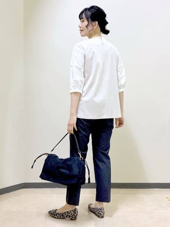 ベージュ系のTシャツ/カットソー、グリーン系のブルゾン、ブルー系のその他パンツを着用したレディースの秋コーディネートの4枚目の写真