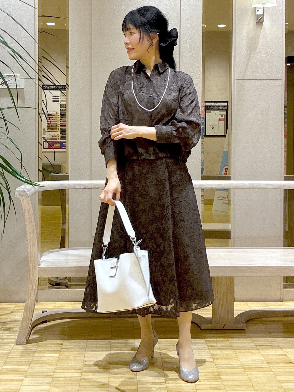 ベージュ系のカーディガン/ボレロ、ブラウン系のシャツ/ブラウス、ブラウン系のスカートを着用したレディースの春コーディネートの10枚目の写真