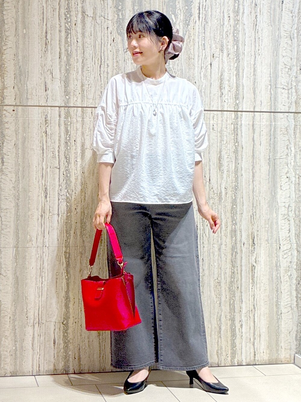 ホワイト系のシャツ/ブラウス、ピンク系のシャツ/ブラウス、ブラック系のデニムパンツを着用したレディースの秋コーディネートの7枚目の写真