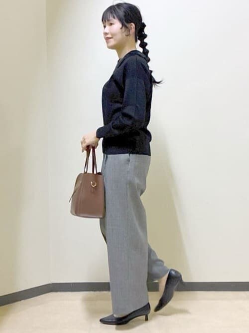 ブラック系のニット/セーター、グレー系のその他パンツ、ブラウン系のボストンバッグを着用したレディースの冬コーディネートの2枚目の写真