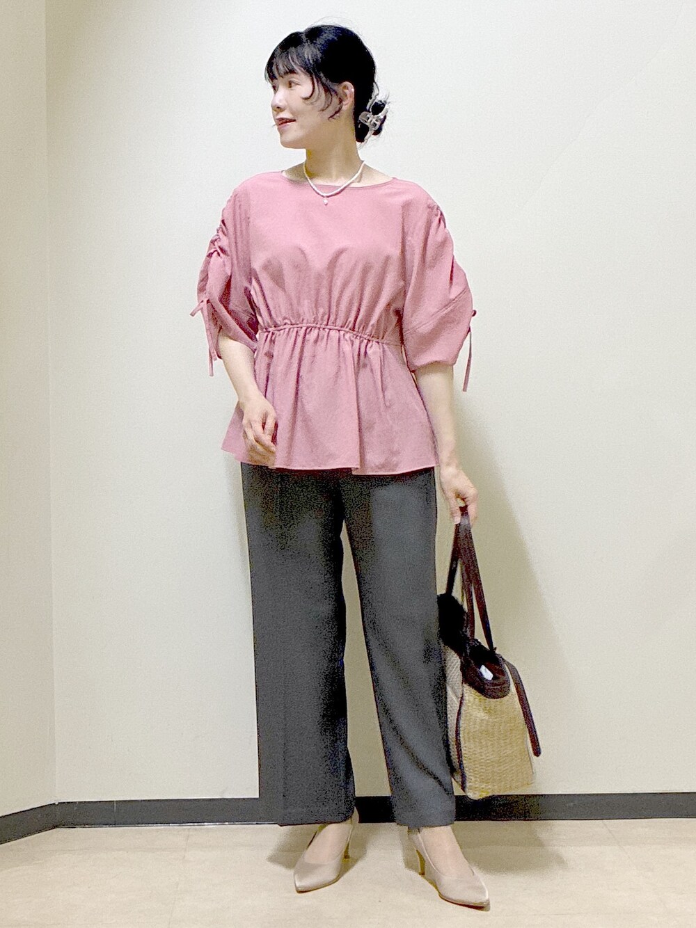 ピンク系のシャツ/ブラウス、ブラック系のその他パンツ、イエロー系のトートバッグを着用したレディースの春コーディネートの5枚目の写真
