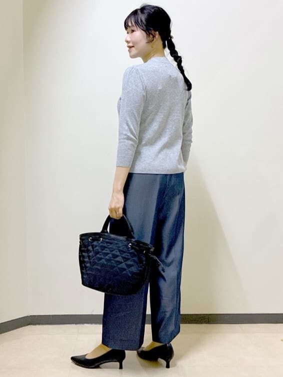グレー系のニット/セーター、グレー系のカーディガン/ボレロ、ブルー系のその他パンツを着用したレディースの冬コーディネートの4枚目の写真