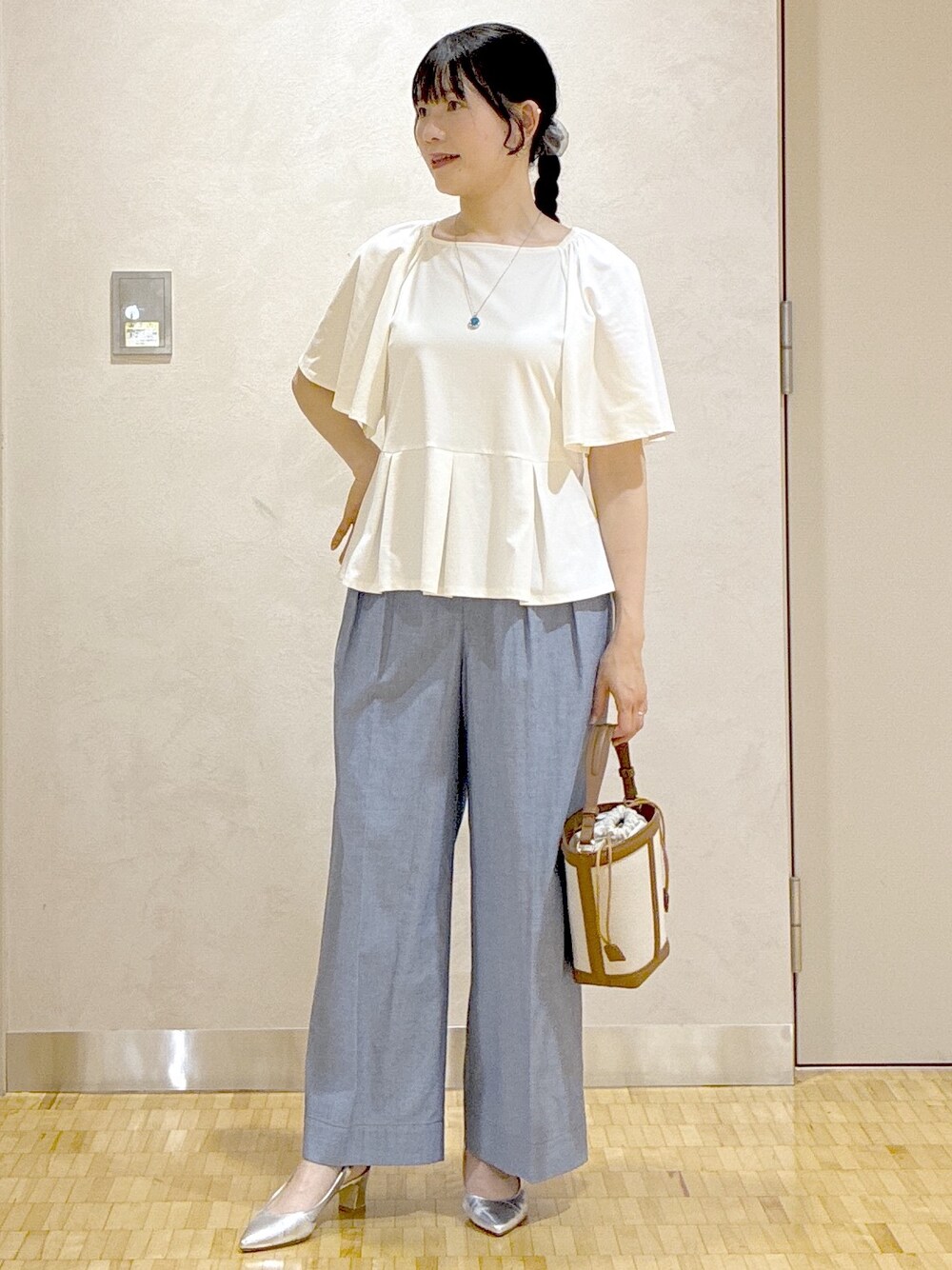 ホワイト系のTシャツ/カットソー、ブルー系のその他パンツ、オレンジ系のシャツ/ブラウスを着用したレディースの夏コーディネートの10枚目の写真
