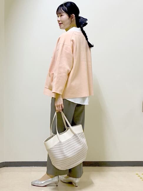 オレンジ系のカーディガン/ボレロ、ホワイト系のシャツ/ブラウス、ベージュ系のその他パンツを着用したレディースの春コーディネートの4枚目の写真